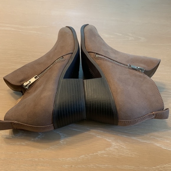 American Eagle suede feel booties in blush tan Size 9.5 NWOB teeny spot 2” heel - Picture 7 of 10